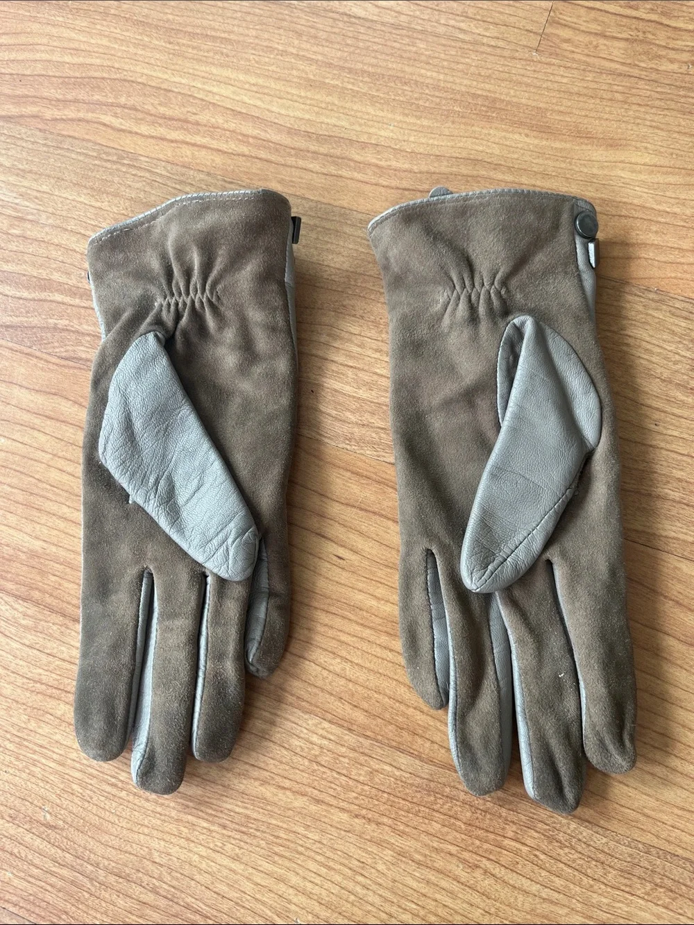Leather gloves with studs and suede palms